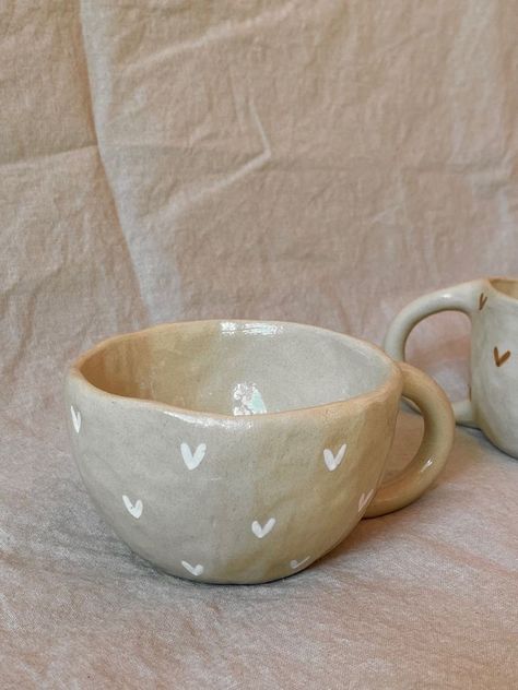 Ceramic Mugs Pottery, White Ceramic Mug, Ceramics Mugs Handmade, Pottery Mugs Painting, Aesthetic Clay Mugs, Pottery Painting Hearts, Handmade Ceramics Mug, Ceramic Mug Inspiration, Handmade Ceramic Cups