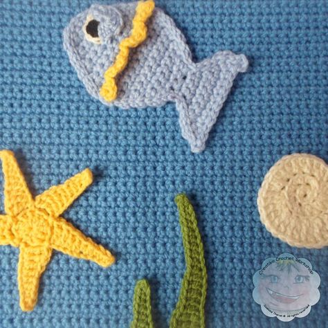 Under the Sea Applique Set & Kiddies Tablemat - Free Pattern by Creative Crochet Workshop for The Stitchin' Mommy | www.thestitchinmommy.com Sea Applique, Crochet Ocean Animals, Crochet Fish Patterns, Crochet Workshop, Crochet Project Free, Crochet Applique Patterns Free, Crochet Fish, Creative Crochet, Crochet Bebe