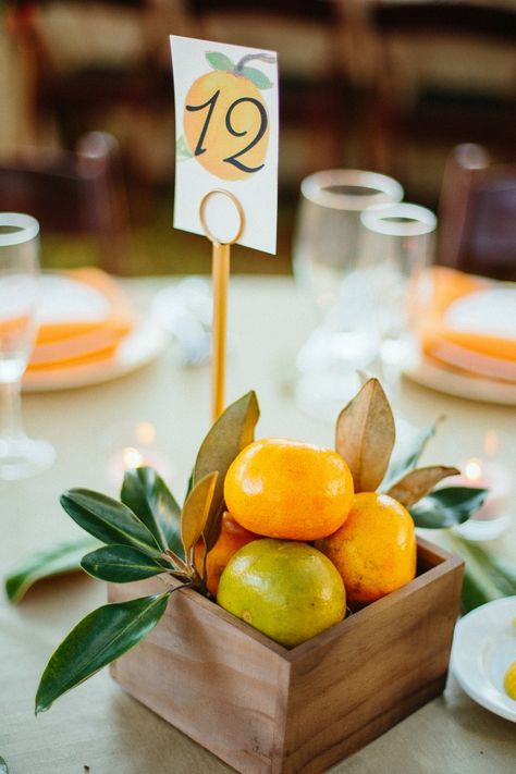 Deco Orange, Fruit Centerpieces, Fruit Wedding, Citrus Wedding, Tafel Decor, Florida Oranges, Spring Centerpiece, Wedding Floral Centerpieces, Orange Wedding