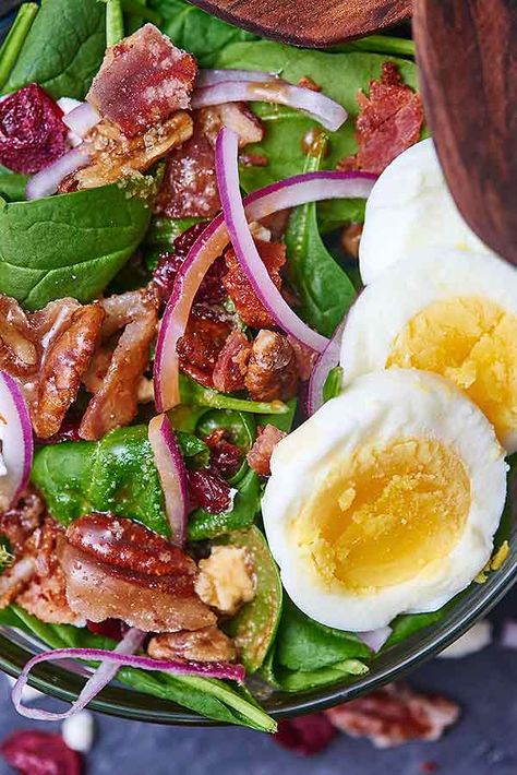 Maple Bacon Salad Bacon Egg Salad, Salad Bacon, Salad Spinach, Autumn Salad Recipes, Bacon Dressing, Satisfying Salads, Spinach Egg, Bacon Salad, Autumn Salad