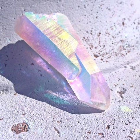 Iredesant Aesthetic, Desenhos Love, Aura Quartz Crystal, Crystal Aesthetic, Aura Crystals, Rainbow Aesthetic, Pretty Rocks, Angel Aura Quartz, Crystal Magic