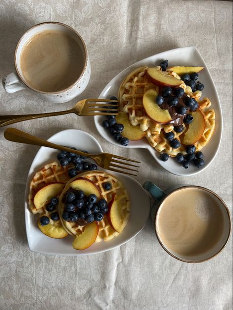 Romantic Breakfast For Two, Simple Breakfast Ideas, Good Morning Breakfast, Simple Breakfast, Healthy Lifestyle Food, Sweet Breakfast, Food Obsession, Cafe Food, Interesting Food Recipes