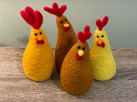 These colourful, cute and cartoony Easter chicken decorations are simple to make.
Made of carded wool and felted together using a felting needle. A great project for beginners. Chickens Cute, Easter Chickens, Felt Easter Crafts, Needle Felted Easter, Easter Magic, Easter Chicken, Chicken Crafts, Needle Felting Diy, Wool Felt Projects