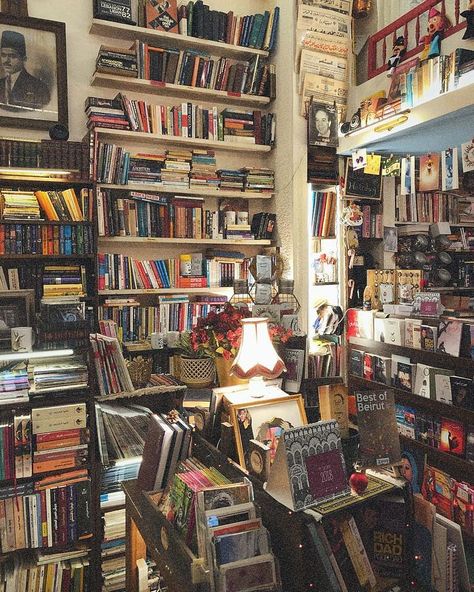 Messy Library Aesthetic, Cluttered Bookshelf Aesthetic, Crowded Bookshelves, Messy Bookshelf Aesthetic, Messy Library, Messy Bookshelf, Interior Design Organization, Grace Core, Bookshelf Library