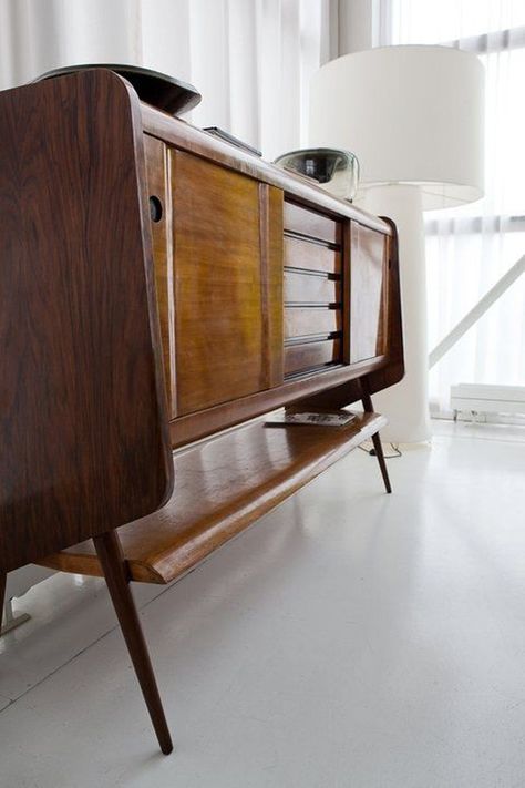 Mid Century Modernism. Tv Stand Ideas For Small Spaces, Tv Stand Modern Design, Stereo Console, Eclectic Living, Mcm Furniture, Stand Ideas, White Floor, Casa Vintage, Interior Modern