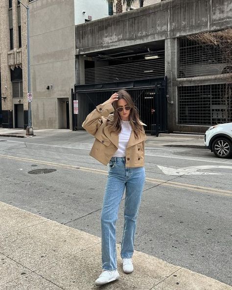 Randi Lauren | OUTFIT INSPO on Instagram: "aww this cropped trench and immediately fell in love🫶🏼 trench coat, cropped trench coat, effortless chic, everyday style, cute casual, abercrombie, daily outfit inspo, ootd, new balance 550" Spring Outfits Trench Coat, Styling Cropped Trench Coat, Style With Trench Coat, How To Style In Winter, Spring Outfits With Jackets, Cropped Trench Coat Outfit 2023, Spring Outfits Coat, Daily Winter Outfits Casual, Fall Outfit Styling