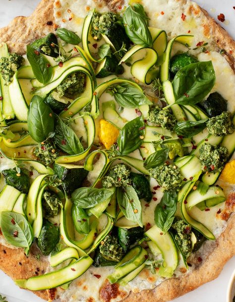 Fresh Pesto Recipe, Zucchini Pizza Recipes, Marinated Zucchini, Garden Zucchini, Zucchini Pizza, Zucchini Ribbons, Best Homemade Pizza, Pesto Pizza, Zucchini Pizzas