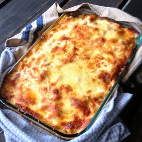 Pasticcio di Pasta Al Forno. Literal translation?  From the Italian. Oven baked pasta pie.  Known quite simply and affectionately as pasta bake in our house. There are many different variations of … Oven Baked Pasta, Yogi Food, Pasta Pie, Baked Pasta, Jamie Oliver Recipes, Baked Pasta Recipes, Italian Kitchen, Entertaining Recipes, Pasta Bake