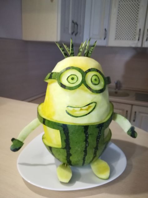 Minion watermelon carving Melon Carving Ideas, Watermelon Carving Graduation, Watermelon Carving Wedding, Watermelon Pig, 4th Of July Watermelon, Watermelon Carving Easy, Fruit Basket Watermelon, Watermelon Hacks, Watermelon Bowl