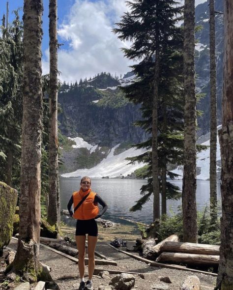 Pnw Hiking Outfit, Hiking Pics Instagram, Adventure Poses, Granola Girl Summer, Granola Girl Aesthetic Outfits, Hiking Poses, Girl Aesthetic Outfits, Granola Style, Hiking Fits