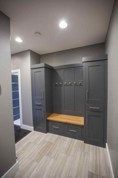 Top 70 Best Mudroom Ideas - Secondary Entryway Designs Cabin Mudroom Ideas Entry Ways, Small Mudroom Ideas Entryway, Mudroom Entrance, Mudroom Cabinetry, House Mudroom, Mudroom Ideas Entryway, Entryway Designs, Foyer Paint, Small Mudroom Ideas