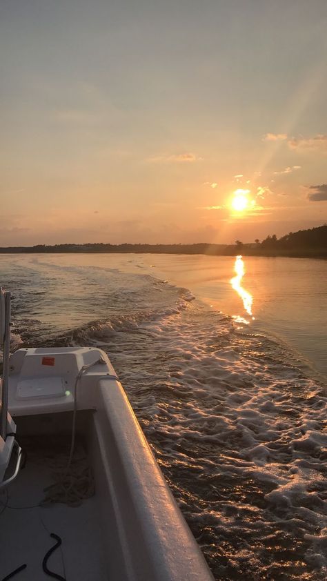 Boat Day Aesthetic, Charleston South Carolina Beaches, Charleston South Carolina Vacation, Aesthetic Sunset Pictures, South Carolina Lowcountry, Trendy Lifestyle, Boat Day, College Of Charleston, Charleston Travel