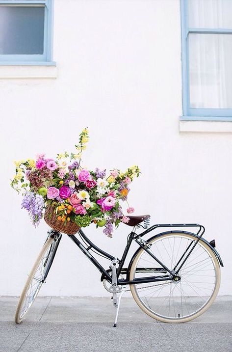 My kind of heaven, biking with a basket brimming with fresh flowers! Bicycle With Flowers, Spring Flower Arrangements, Matka Natura, Kaiserslautern, Siluete Umane, Deco Floral, Spring Has Sprung, Jolie Photo, Home House