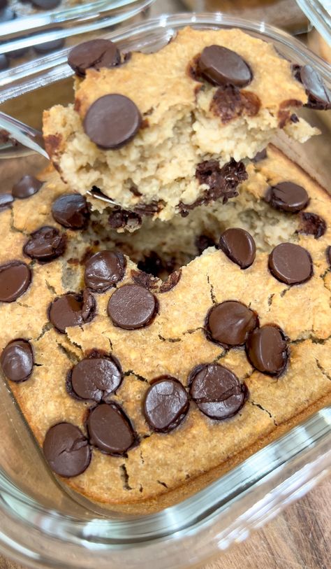 Chocolate Chip Cookie Baked Oats • High protein Cookie Baked Oats, Oat Recipes, Protein Baking, Dairy Free Chocolate Chips, Protein Treats, Healthy Breakfasts, Vegan Bread, Low Carb Chocolate, Baked Oats