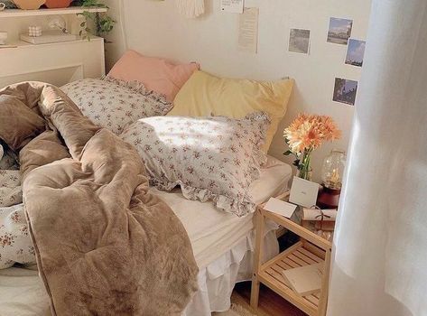 Kpop Dorm, Cute Aesthetic Rooms, Chill Rooms, Aesthetic Bedrooms, Bedroom Vibes, Dekor Diy, Dekorasi Kamar Tidur, Woman Cave, Pastel Room