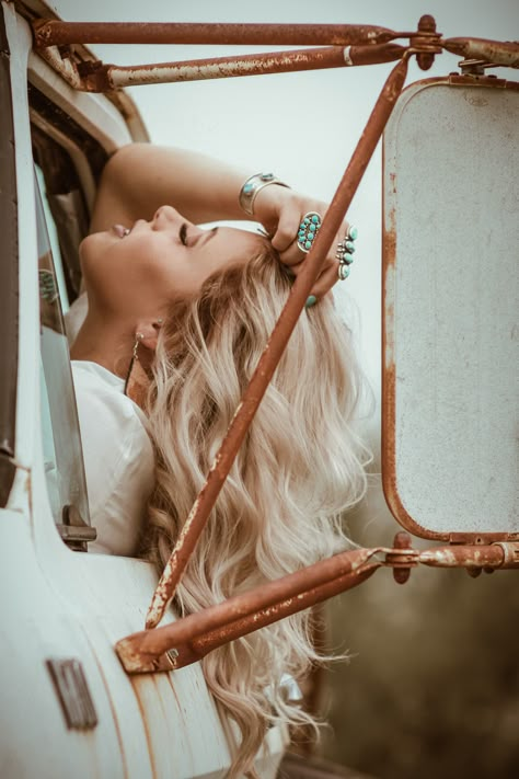 Country Photo Shoot Ideas, Cute Western Pictures Photo Ideas, Western Grad Pictures, Western Themed Photoshoot, Country Singer Photoshoot Ideas, Womens Western Photoshoot, Senior Western Pictures, Western Fall Photoshoot, Western Women Photoshoot