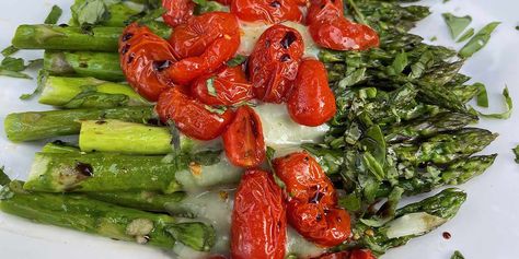 Caprese Roasted Asparagus Asparagus Side Dish Recipes, Asparagus And Tomatoes, Roasted Asparagus Recipe, Asparagus Side, Roast Tomatoes, Asparagus Side Dish, Asparagus Recipes Roasted, Roasted Cabbage, Baked Asparagus