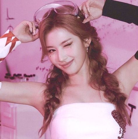 Sana Pink, Korean Pop Stars, Best Friend Photography, Baby Pink Aesthetic, Sana Minatozaki, Sana Momo, Twice Sana, Kpop Aesthetic, Friends Photography