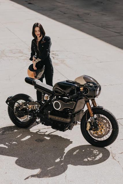 BMW k100rs | Art on Wheels - RocketGarage - Cafe Racer Magazine Pretty Motorcycles, Bmw Adventure Bike, Nine T Bmw, Bike Humor, Ducati Cafe Racer, Biker Fashion, Track Motorcycle, Chicks On Bikes, Bmw R100