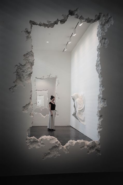 In his latest exhibition, "The Future Was Then,"  Daniel Arsham (previously here and here) carved a path through the SCAD Museum of Art's Pamela Elaine Poetter Gallery utilizing a series of faux concrete walls. The 300-foot-long series of walls starts with the cutout of an abstract shape roughly the Daniel Arsham, مركز ثقافي, Seni 3d, Wall Installation, Sculpture Installation, A Mirror, Art Plastique, Art Abstrait, Art Sculpture