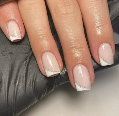 Modern French Nails Square, Elegant Nails French Tips, 2024 French Tip Nails, Square Nails Ideas Summer, Biab Nails French Tip, French Nails With Design On Ring Finger, French Nails Cortas, Clear Base Nails, Biab French Tip