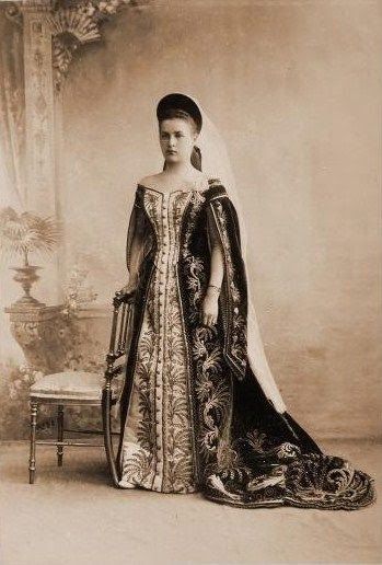 Gods and Foolish Grandeur: The Russian court gown, deconstructed: dress for a maid of honor, unknown date Russian Court Dress, Film Fancy Dress, Russian Dress, Court Dresses, Lady In Waiting, Imperial Russia, Folk Dresses, Antique Dress, Dresses Royal