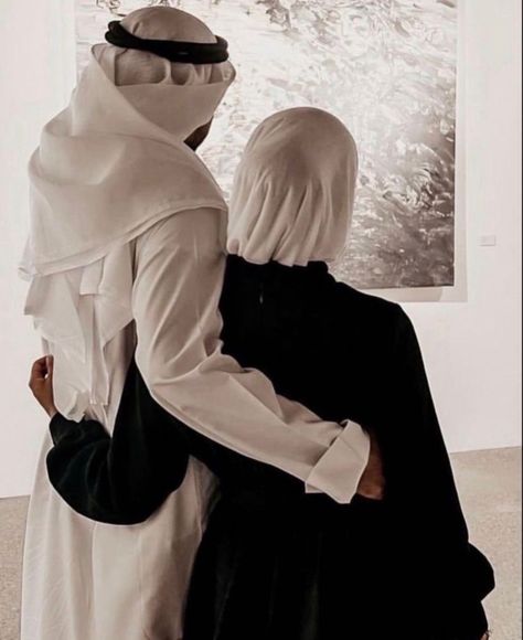 Kuwait Couple, Kuwaiti Wedding, Arab Couple, Nurse Definition, Halal Love, Muslim Images, Muslim Couple Photography, Classy Couple, Muslim Couple