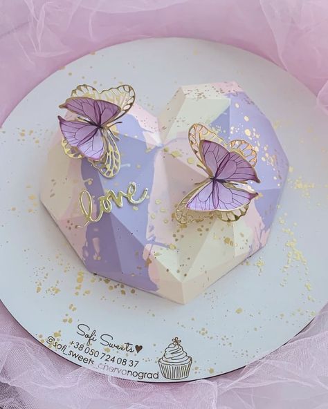 Pinata Cake Ideas, Breakable Chocolate Heart, Heart Shape Cake, Lotus Cake, Piñata Cake, Breakable Chocolate, Present For Boyfriend, Chocolate Pinata, Smash Box