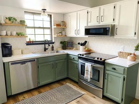 Green Kitchen Paint, Sage Green Kitchen, Green Kitchen Cabinets, Green Cabinets, Kitchen Nook, Kitchen Cabinet Colors, Kitchen Redo, Kitchen Paint, Painting Kitchen Cabinets