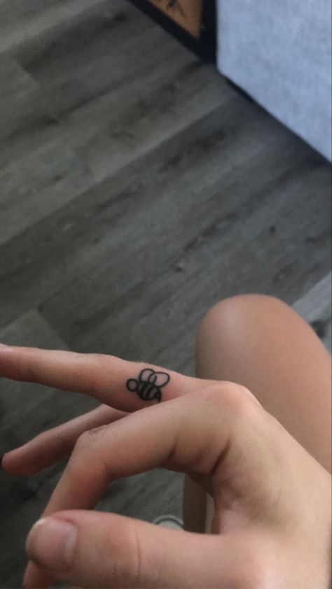 Finger Bee Tattoo, Bee Tattoo On Finger, Bee Tattoo Finger, Tattoo On Finger, Tattoo Finger, Finger Tattoo, Bee Tattoo, Finger Tattoos, Tattoo On