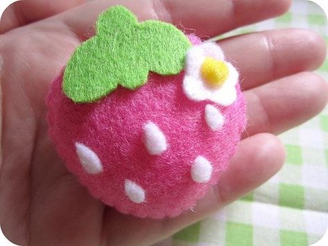 Strawberry Cute, Strawberry Stuff, Cute Shapes, Cute Sewing Projects, Strawberry Pink, Pink Strawberry, Stitch Ideas, Cute Strawberry, 背景 シンプル