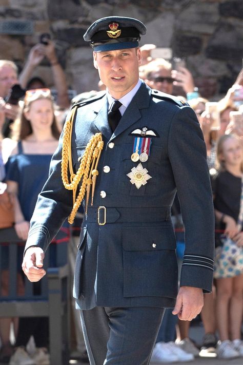 Prince William wears a military uniform for the  Annual Service of Commemoration at the Scottish National War Memorial at Edinburgh Castle. Prince William Hair, Prince William Wedding, Prince William Son, Young Prince William, Prince William Baby, Prince William Birthday, Prince William Girlfriends, Kate Middleton Kids, Prince William Kids