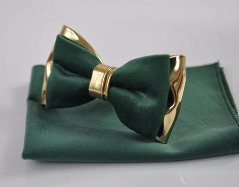 Item: Emerald Green Gold Velvet Faux Leather Bow tie+ Pocket Square Condition: Brand New Color: Emerald Green and Gold bow-tie / Green Pocket square Material: Faux Leather and velvet Bow tie / Velvet Pocket Square Size: Bow tie Fits 0-12 month: Width:4.5cm* Length 8cm / 1.77in*3.15in 【Adjustable strap】 Bow tie Fits 1-6 Years Old: width 5cm*Length 9cm/1.97in*3.50in 【Adjustable strap】 Bow Tie Fits 7-14 Years Old width 5.5cm* Length 105mm /2.17in*4.13in【Adjustable strap】 BOW TIE FITS ADULTS WIDTH 6 Hunter Green Wedding, Black Pocket Square, Green Pocket Square, Mario Y Luigi, Handkerchief Wedding, Gold Bow Tie, Groom Bowtie, Pocket Square Size