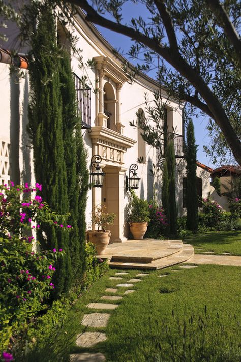 Andalusion style home in Orange County, CA. Homer Oatman, AIA. Mediterranean Exterior Homes, Spanish Style Architecture, Mediterranean Exterior, Toscana Italia, Tuscan Design, Mediterranean Home Decor, Casas Coloniales, Hacienda Style, Spanish Style Homes