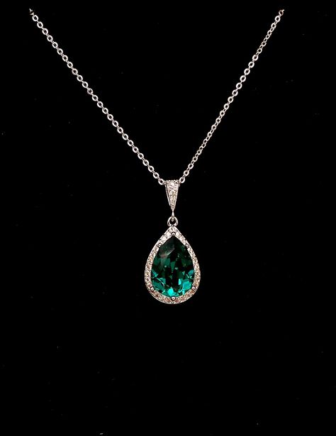 Emerald Green Quince Necklace, Emerald And Silver Jewelry, Green Silver Jewelry, Emerald Green Wedding Jewelry, Gold And Emerald Necklace, Tas Louis Vuitton, Emerald Green Jewelry, Necklace Prom, Emerald Pendant Necklace