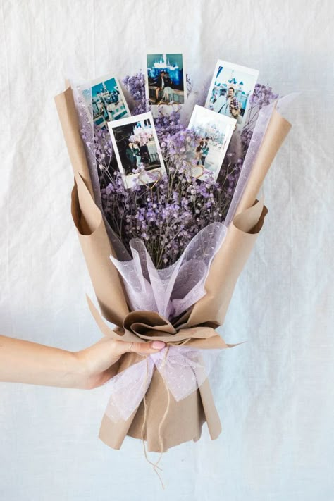 Picture Bouquet Crafts Gift Ideas, Book Bouquet Gift Tiktok, Bts Flower Bouquet, Polaroid Bouquet, Kpop Bouquet, Bts Bouquet, Bouquet For Boyfriend, Gift Card Bouquet, Bouquet Purple