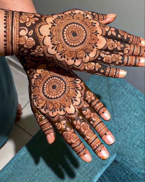 Elegant Mehandi Designs Front Hand, Mehandi Design Back Side, Mehandi Designs Back Side, Back Side Mehendi Design Stylish, Mehndi Back Hand Designs, Mehendi Design For Back Hand, Groom Mehendi Designs, Party Mehndi Designs, Heavy Mehndi Designs