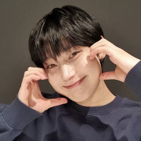 enhypen black haired sunoo dark blue navy shirt solo vlive screenshot cute hand cheek heart pose smile icon Heart Pose Couple, Heart Pose, Pose Couple, Smile Icon, Hand Heart, Human Reference, Cat Pose, Celebrity Style Red Carpet, The Heart Of Man