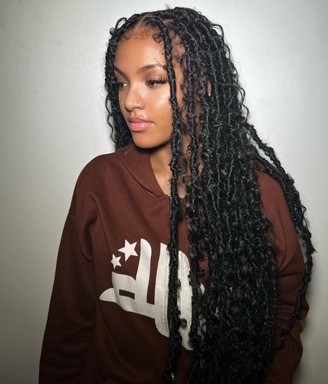 Butterfly Locs with Messy Texture Butterfly Locks With Curls, Faux Locs Butterfly, School Morning, Butterfly Locs, Front Braids, Faux Locs Hairstyles, Cute Box Braids Hairstyles, Protective Hairstyles Braids, Pretty Braided Hairstyles