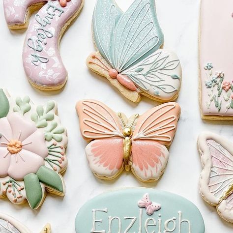 Lindsay Johnson on Instagram: "I can’t believe I missed posting this set from this spring. I love these colors and butterflies! Swipe to see each butterfly in detail! Tell me which one is your favorite!  Name plaque inspired by @paisleesweets  . #butterflycookies #floralcookies #flowercookies #birthdaycookies #girlycookies #royalicing #royalicingcookies #royalicingart #cookieart #edibleart #springcookies #summercookies #cookiedecorating #cookiedecorator #cookiedesign" Lindsay Johnson, Butterfly Cookies, Cookies Pastry, Spring Cookies, Summer Cookies, Name Plaque, Flower Cookies, Cookie Ideas, Name Plaques