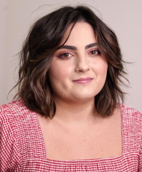 Textured Lob for Chubby Faces Fat Face Haircuts, Plus Size Hairstyles, Hairstyles For Fat Faces, Chubby Face Haircuts, Hair To One Side, Wavy Haircuts, Lob Haircut, Lob Hairstyle, Round Face Haircuts