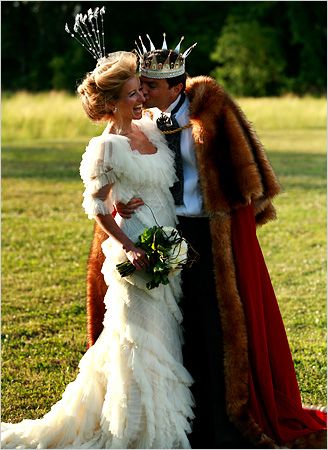 love this whole styled look - Mimi van Wyck's wedding in 2007. King Wedding Theme, King And Queen Wedding Theme, King And Queen Wedding, Royal Wedding Themes, Queen Wedding, Wedding Dress With Feathers, Queens Wedding, Queen And King, Royal King