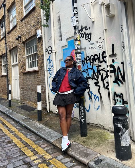 Puffy Mini Skirt Outfit, Bibi Photoshoot, Skirt Sneakers Outfit, Skirt Sneakers, Shoot Moodboard, Street Shoot, Mini Skirt Outfit, Inspo Fits, Fashion Creator