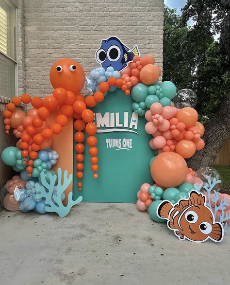 Finding Nemo Backdrop Ideas, Finding Dory Birthday Party Decorations, Finding Nemo Backdrop, Dory Themed Birthday Party, Finding Nemo Balloon Arch, Nemo 1st Birthday Party, Dory Party Decorations, Nemo 2nd Birthday Party, Ocean Baby Shower Ideas