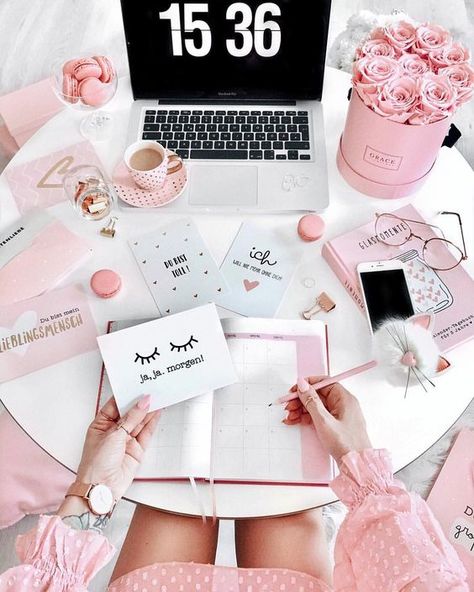 The 4 exact steps on how to start a blog in 2019. It may seem hard but you can start a blog in under 20 minutes with this guide by Boss Babe Work Desk Organization, Kosmetyki Mary Kay, Tout Rose, Mode Rose, Deco Rose, Foto Tips, Flat Lay Photography, Blogger Tips, Work Desk