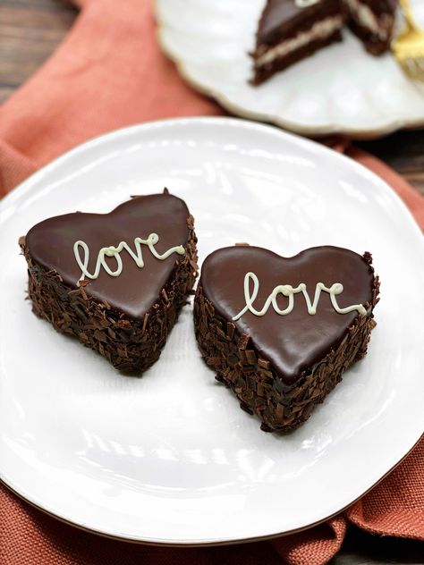 Mini Chocolate Heart Cakes Heart Shaped Cake Recipe, Chocolate Cornet, Chocolate Heart Cakes, Truffle Cake, Chocolate Truffle Cake, Valentine Treat, Chocolate Recipes Homemade, Dark Chocolate Ganache, Heart Cakes