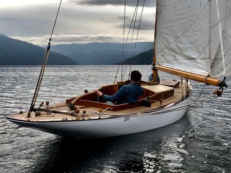 Herreshoff Sailboats, Wood Boat Building, Classic Sailboat, Explorer Yacht, Boat Restoration, Wooden Sailboat, Classic Sailing, Classic Wooden Boats, Small Sailboats