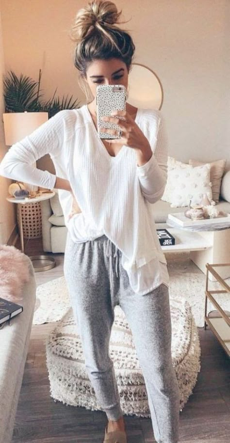 12 Sweatpants Outfits That Aren't Just For Lounging - Society19 Sweatpants Outfit For School, Comfortable Winter Outfits, College Outfits Comfy, Sweatpants Outfits, Lounge Outfits, Loungewear Outfits, Lounge Outfit, Cozy Outfits, Sweatpants Outfit