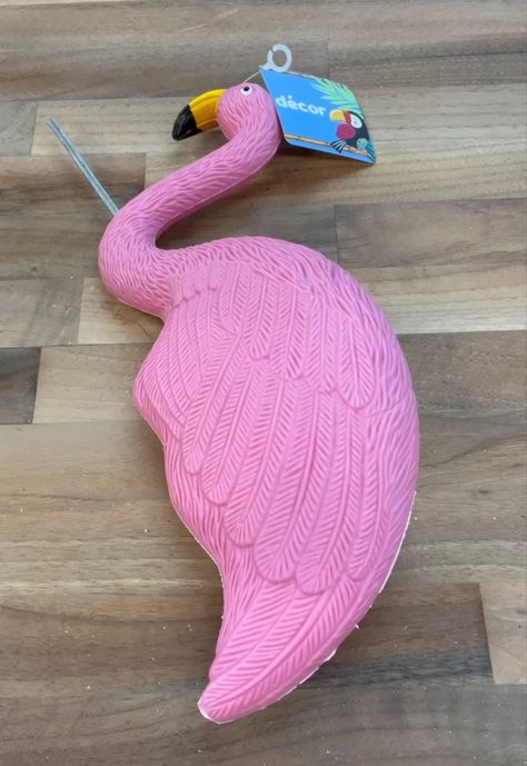 DIY angel wings Dollar Tree Flamingo Crafts, Diy Flamingo Decor, Dollar Tree Flamingo, Pink Flamingo Craft, Flamingo Crafts, Flamingo Diy, Flamingo Projects, Diy Flamingo, Plastic Flamingo