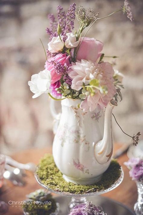 Teapot Centerpiece, Tea Party Centerpieces, Teacup Crafts, Garden Bridal Showers, Tafel Decor, Bridal Shower Tables, Tea Party Decorations, Alice In Wonderland Tea Party, Bridal Tea